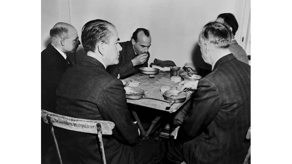Альберт Шпеер, Фриц Заукель, Ганс Франк, Рудольф Гесс, Йоахим фон Риббентроп в столовой трибунала в перерыве между слушаниями, 1946