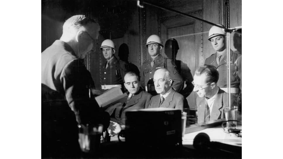 Хьялмар Шахт, Альберт Шпеер, Константин фон Нойрат, Ганс Фриче (слева направо) на скамье подсудимых, 1946