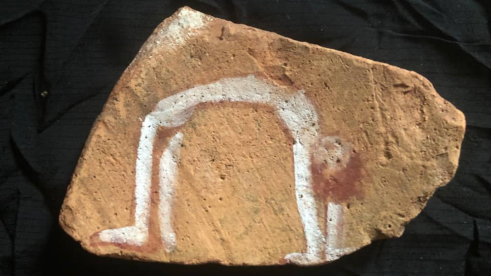 «Мостик», 2022. Фрагмент античной керамики, пигменты