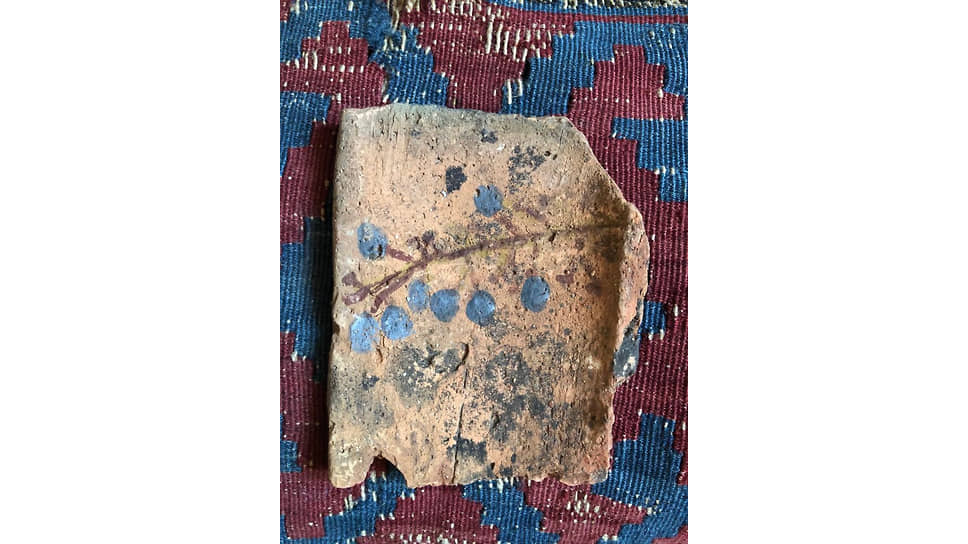 «Виноград», 2022. Фрагмент античной керамики, пигменты