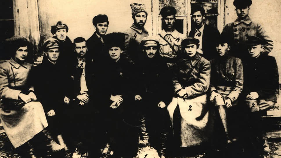 Работники Политотдела 5-й армии. Ярослав Гашек шестой в первом ряду, 1920