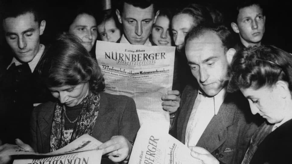 Немцы читают репортажи с заседаний Нюрнбергского процесса, 3 октября 1946
