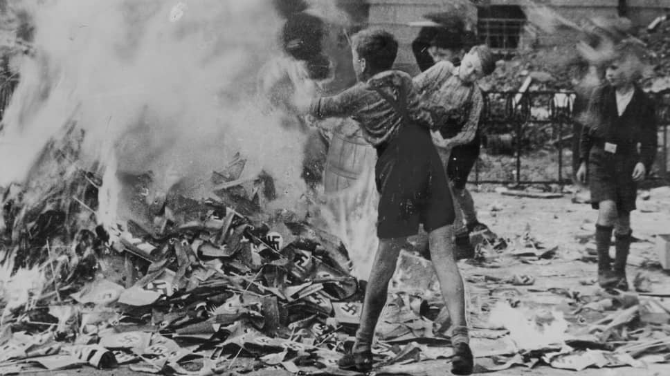 Немецкие школьники жгут нацистские книги и атрибутику Третьего Рейха. Кельн, 1945 — 1948