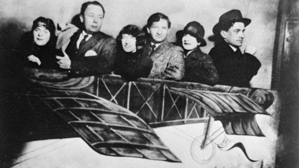 Слева направо: Эльза Триоле, Робер Делоне, Клэр Голль, Иван Голль, Валентина Ходасевич и Владимир Маяковский. Париж, конец 1924 
