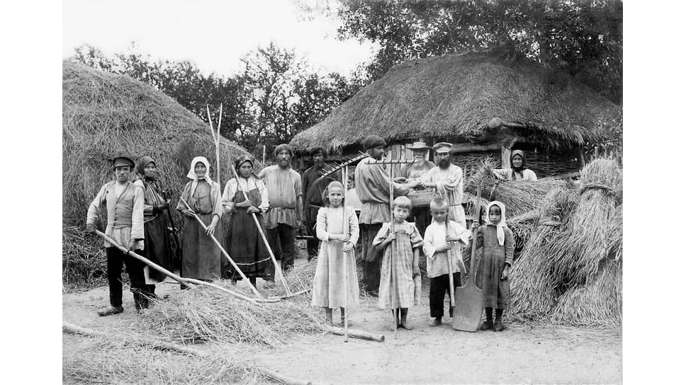 Крестьянские семьи Филатовых, Варламцевых и Даньшиных за молотьбой проса, 1902