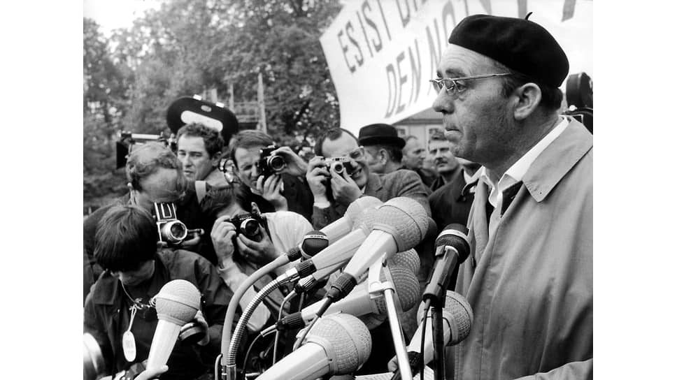 Генрих Бёлль на митинге против закона о чрезвычайном положении в ФРГ. Бонн, 11 мая 1968
