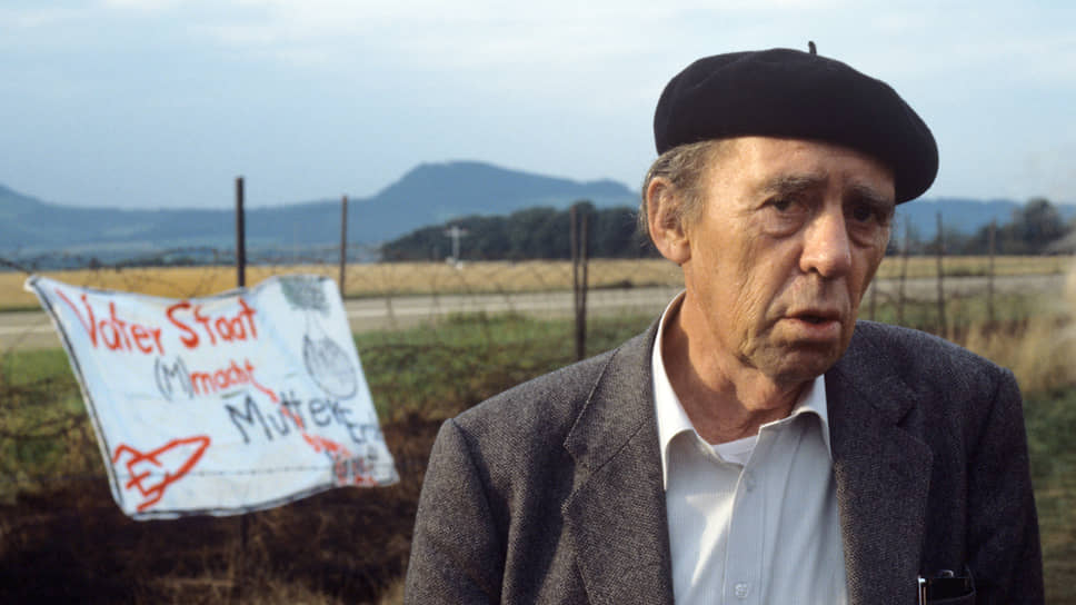 Генрих Бёлль на  демонстрации перед военной базой в Мутлангене, 1 сентября 1983