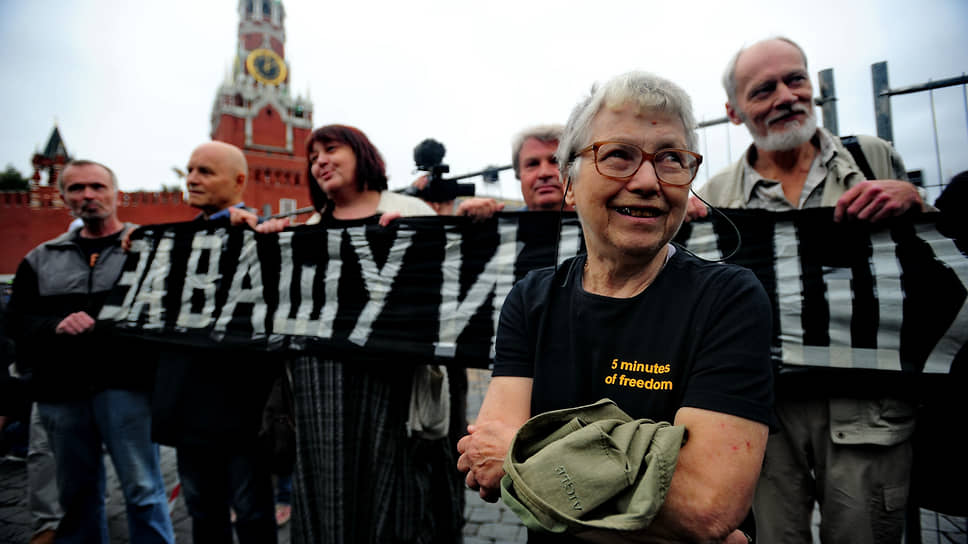 Наталья Горбаневская и другие участники акции к 45-летию
выхода диссидентов в поддержку Чехословакии, Красная площадь,
25 августа 2013