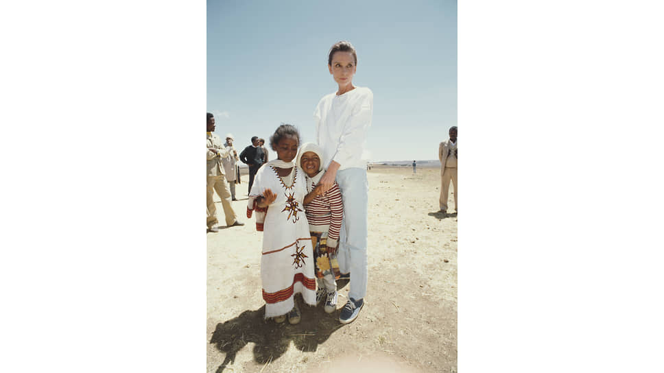 Одри Хепбёрн во время гуманитарной поездки в Эфиопию,
1988
