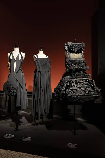Слева направо: Balenciaga, 2004–2005; Yohji Yamamoto, 2008; Comme des Garcons, 2014