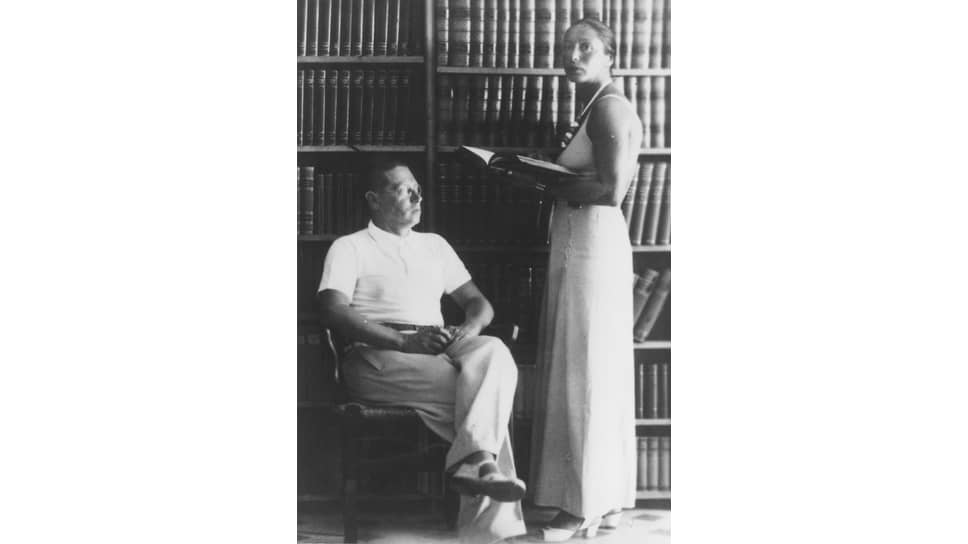 Лион Фейхтвангер с женой в библиотеке Санари-сюр-Мер, 1935