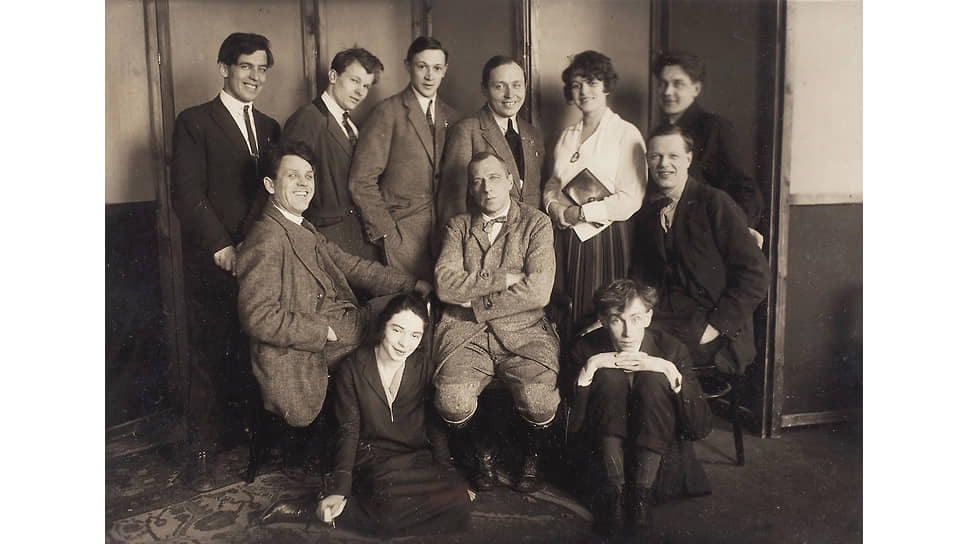 Всеволод Мейерхольд с выпускниками первого набора ГЭКТЕМАСа, 1926