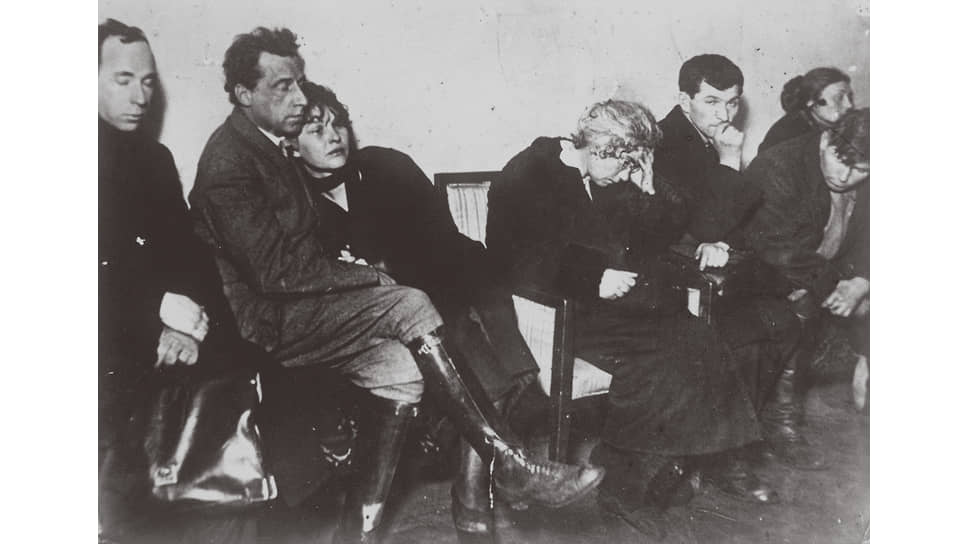 Всеволод Мейерхольд и Зинаида Райх на похоронах Сергея Есенина, 1925