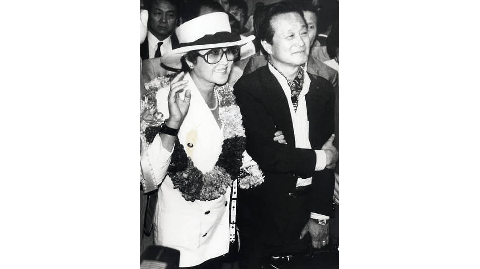 Чхве Ын Хи и Син Сан Ок в аэропорту Сеула, 1989