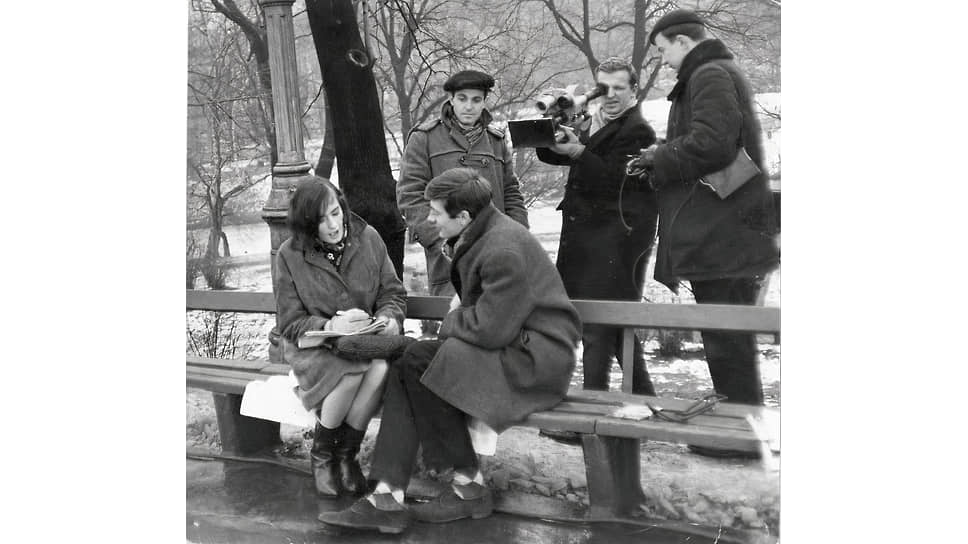 Михаил Богин (стоит слева) на съемках фильма «Двое», 1965