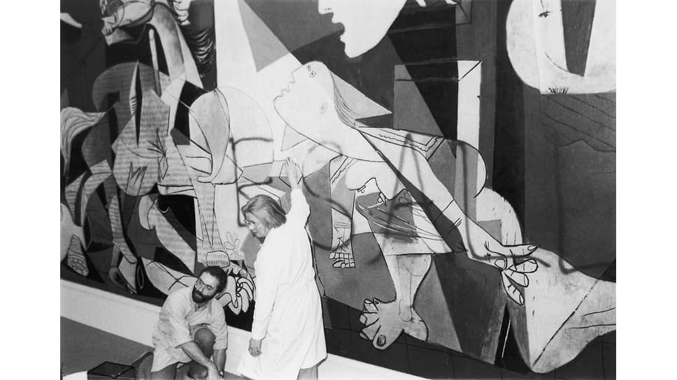 Сотрудники Музея современного искусства счищают
надпись с картины «Герника», 28 февраля 1974