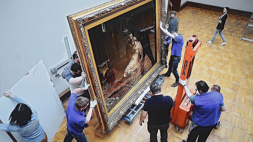 Демонтаж поврежденной картины «Иван Грозный и сын его
Иван 16 ноября 1581 года», 2018