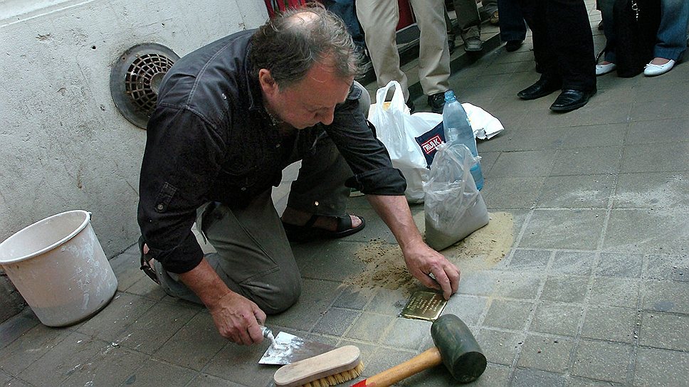 Автор проекта «Камни преткновения» Гюнтер Демниг, Будапешт, 2007 год