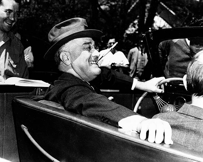 Мундштук пистолетом. Президент Франклин Делано Рузвельт общается с прессой. 1939 год