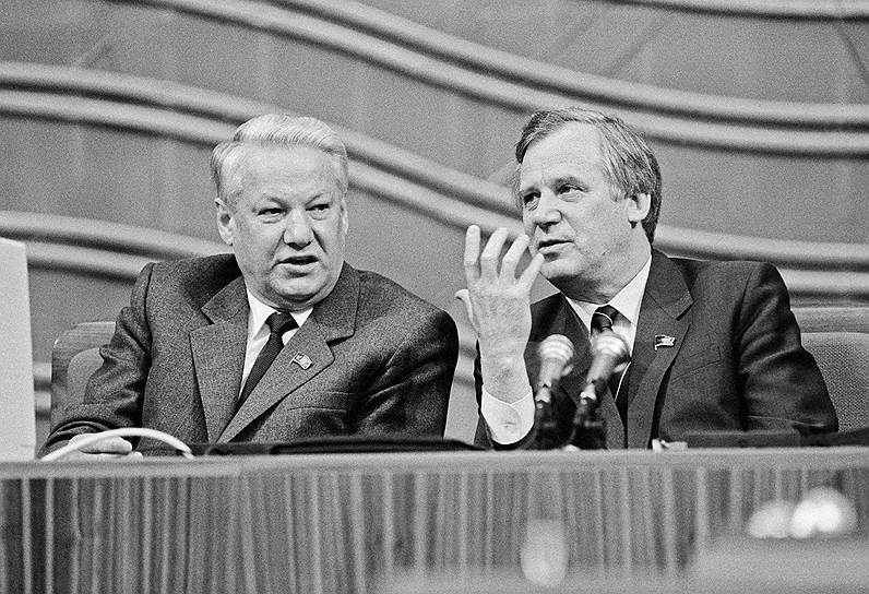 Среди воспитанников Якова Рябова -- последний премьер Советского Союза Рыжков (справа) и первый президент России Ельцин 