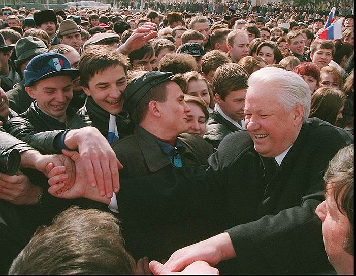 Весной 1996 года Ельцин после многих месяцев пассивности вновь ощутил себя политическим бойцом и начал отвоевывать у левых улицы (на фото -- Белгород, 4 апреля)
