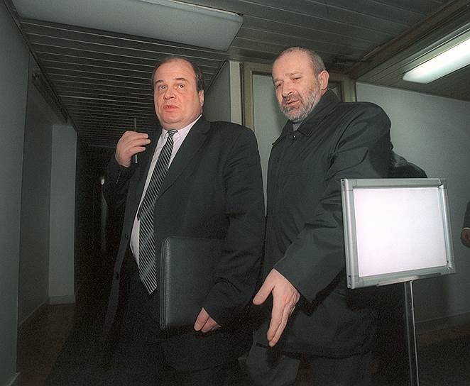 Председатель правительства Чеченской Республики Станислав Ильясов (слева) и полномочный представитель Чеченской Республики при Президенте России Шамиль Бено (справа)