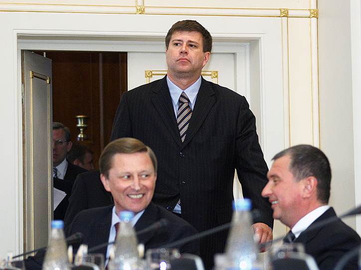 Сергей Иванов (слева), Игорь Сечин (справа) и министр юстиции России Александр Коновалов (в центре)