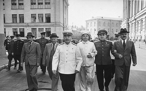 Уже в конце 1940-х годов Берия (второй справа) полагал, что Вячеслав Молотов (первый справа), Георгий Маленков (третий справа) и другие политические оппоненты у него в руках
