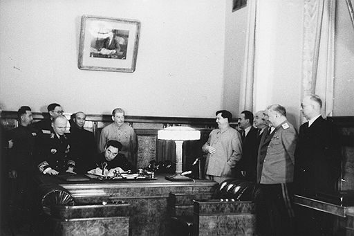 «Берия (четвертый справа) в присутствии товарища Сталина (стоит в центре) никогда ему не противоречил, обычно поддакивал с явно подобострастным видом, говоря: ”Правильно, товарищ Сталин! Верно, товарищ Сталин!“»