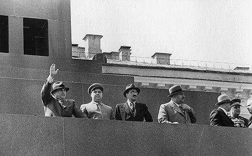 В марте 1953 года Лаврентий Берия (слева), по свидетельству Меркулова, заметно выделялся своим хорошим настроением из толпы скорбящих по усопшему вождю (справа налево Лазарь Каганович, Анастас Микоян, Георгий Маленков)