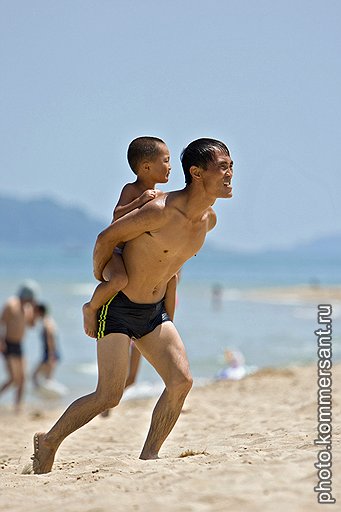 Отец с сыном отдыхают на пляже