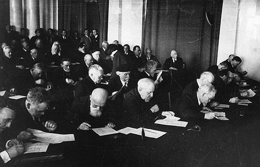 В 1990 году академики АН СССР посмертно восстановили членство всех невозвращенцев, исключенных их коллегами (на фото) в 1936-м