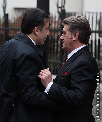 В отсутствие руки Кремля Виктор Ющенко предпочел плечо соратника по цветным революциям Михаила Саакашвили