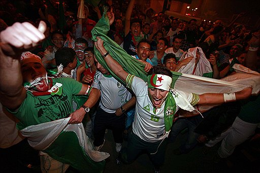 Алжирский вратарь Фаузи Шауши и алжирские болельщики (на фото) сразу после победы