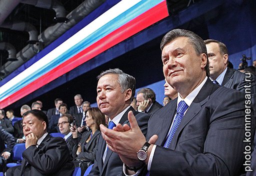 Виктор Янукович (1950 року народження, громадянин України, висунуто Партією регіонів) подкупил Дмитрия Медведева тем, что в толпе членов «Единой России» может сойти за своего