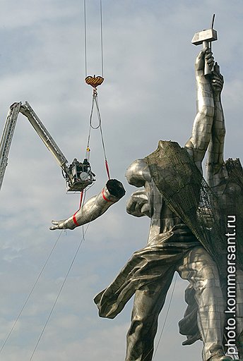 За демонтажом статуи в 2003 году кому-то виделся дурной знак, а кому-то — гнилой каркас