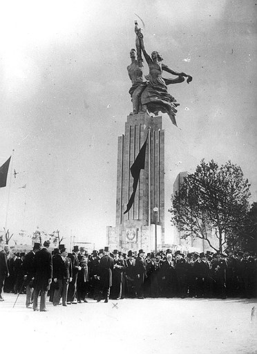 Перед открытием советского павильона на выставке в Париже в 1937 году скульптуру собирали 11 дней из 65 частей