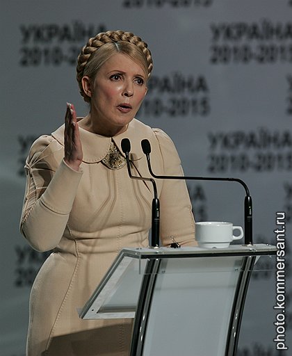 Тугой косе Юлии Тимошенко Виктор Янукович противопоставил свой талисман — хипповскую фенечку на правом запястье