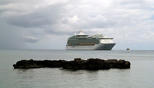 Пока пассажиры роскошного лайнера The Navigator of the Seas (на фото) подплывали к берегам Гаити, местные жители пытались покинуть остров в гораздо менее комфортабельных условиях