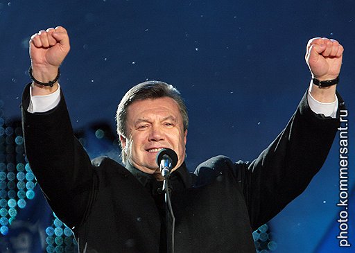 Тугой косе Юлии Тимошенко Виктор Янукович противопоставил свой талисман — хипповскую фенечку на правом запястье