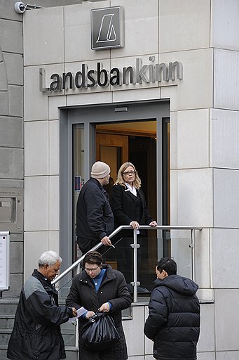 Из-за финансового кризиса под контроль государства попали большинство банков (на фото), что заставило флегматичных исландцев проявить неслыханную социальную активность