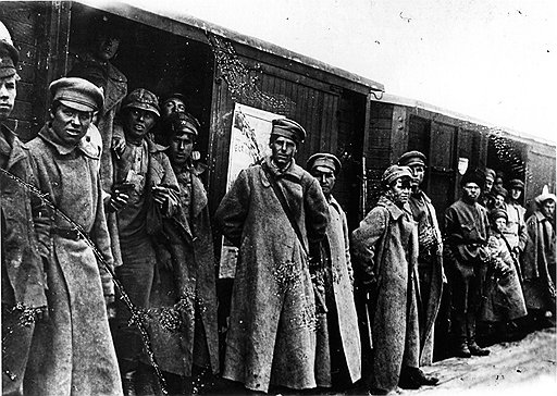 Получив билет на войну, пассажиры красноармейских эшелонов не слишком стремились доехать до конечной станции