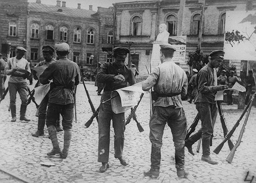 Агитбригады, агитгазеты и агитпункты мало помогли Красной армии в решении проблемы текучести кадров