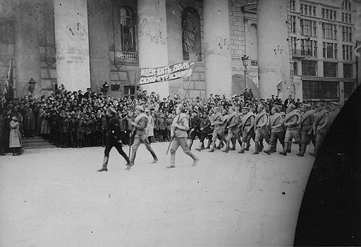 Беззаветность героев, уходящих на фронты Гражданской войны (на фото — на польский фронт в 1920 году), с тыла подкрепляли бойцы ЧОН
