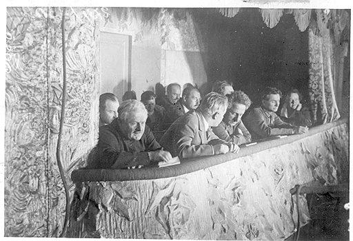 Балету Большого театра покровительствовали и первый красный офицер Климент Ворошилов, и секретарь ЦИКа Авель Енукидзе (на фото на переднем плане). Но поплатился за это только последний: в 1935 году его сняли со всех постов с формулировкой «за моральное разложение»