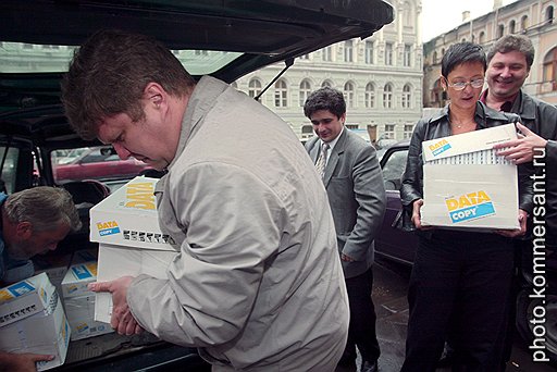 В 2004 году оппозиционеры доставили в суд вещдоки, упаковав их в «коробки из-под ксерокса». Но волшебная тара им не помогла