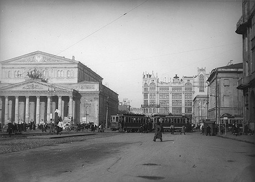 В 1920-е годы Большой театр представлялся многим руководящим товарищам громоздкой и дорогостоящей обузой, чуждой интересам победившего пролетариата