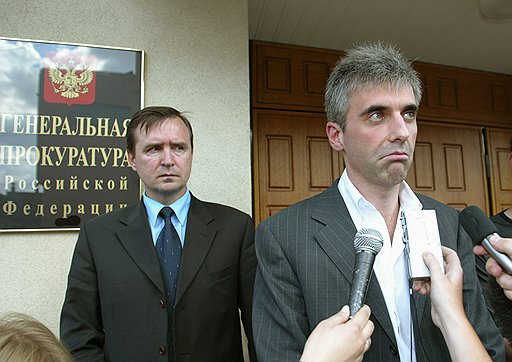 В июле 2004 года совладельца ЮКОСа Леонида Невзлина обвинили только в экономических преступлениях (ст. 160 и 198), но позже добавили обвинения в организации убийства и покушениях на убийство (ст. 30, 33 и 105). 1 августа 2008 года он был заочно приговорен к пожизненному заключению