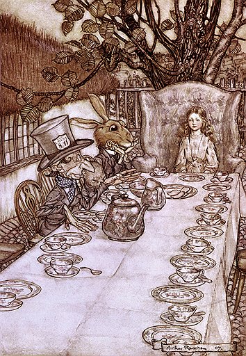 Алиса посмотрела на стол, но не увидела ни бутылки, ни рюмок (иллюстрация Артура Рэкема)