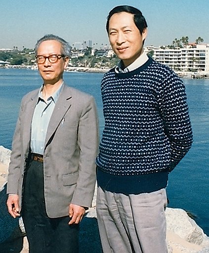 Переехав в Соединенные Штаты, Дунфань Чун (справа) не потерял связи с товарищем из китайской разведки